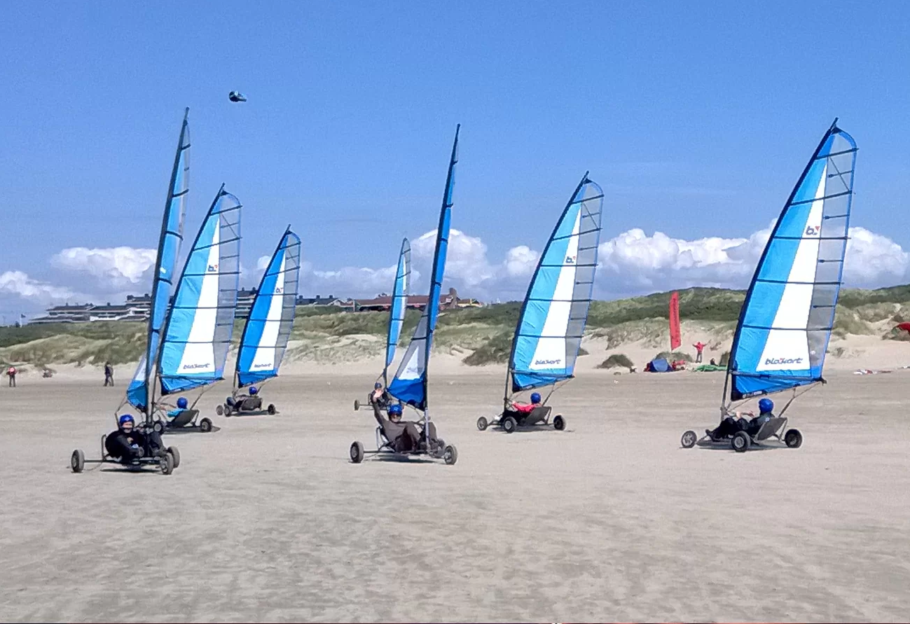 Groepsuitje: Blokarten: zeilen op het strand