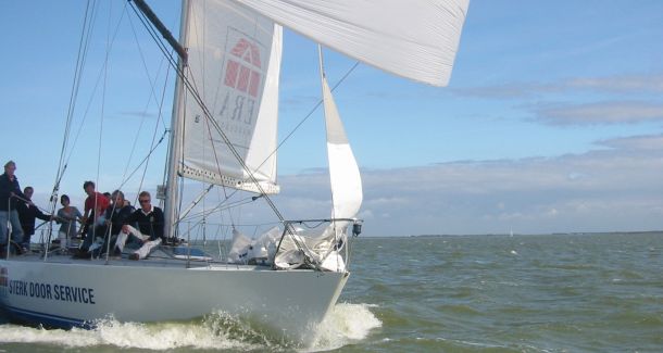 Zeilen op echte racers Leeuwarden Bedrijfsuitje Water