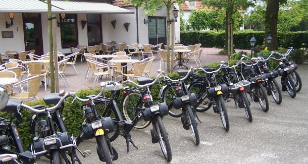 Authentieke Solex tocht Friesland Bedrijfsuitje